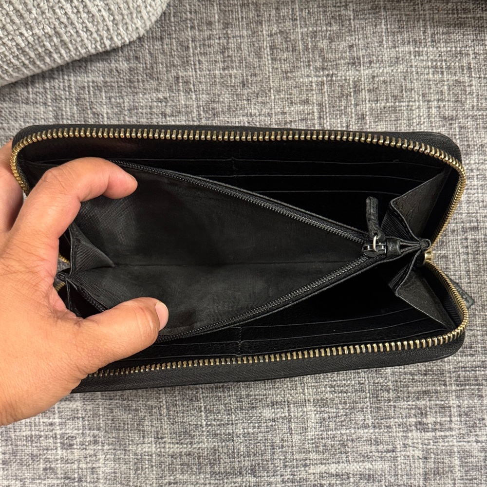 Gucci Black Leather Wallet with Gold Emblem - Picture 9 of 9